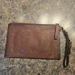 FRYE Wristlet Wallet Smooth‎ Leather in Cognac Brown DB0625 Full Zip